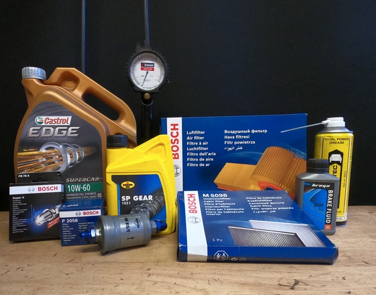 Castrol-olie, Bosch-filters en andere onderdelen op een rij