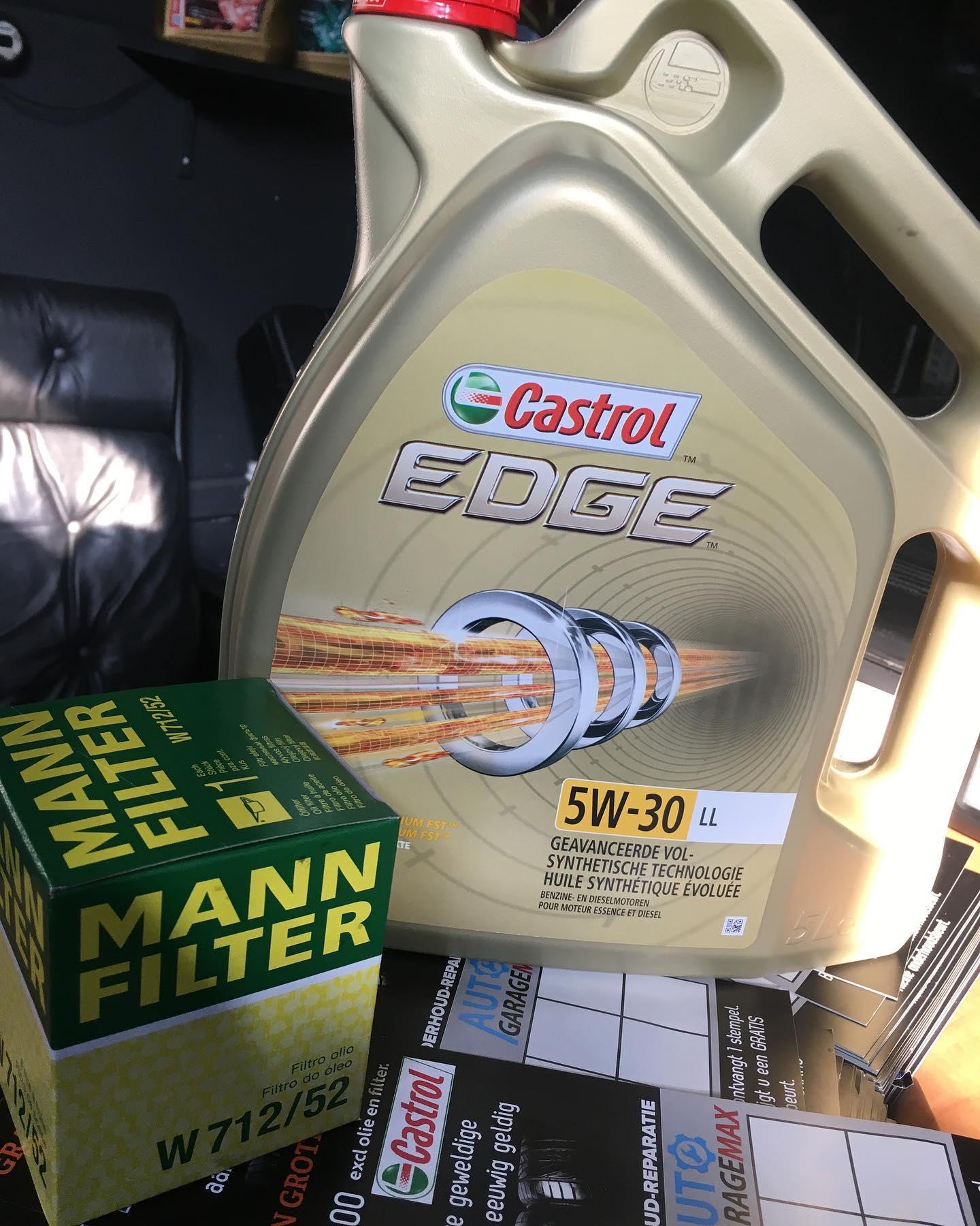 Een bus Castrol Edge 5W-30 olie met een Mann-oliefilter ernaast